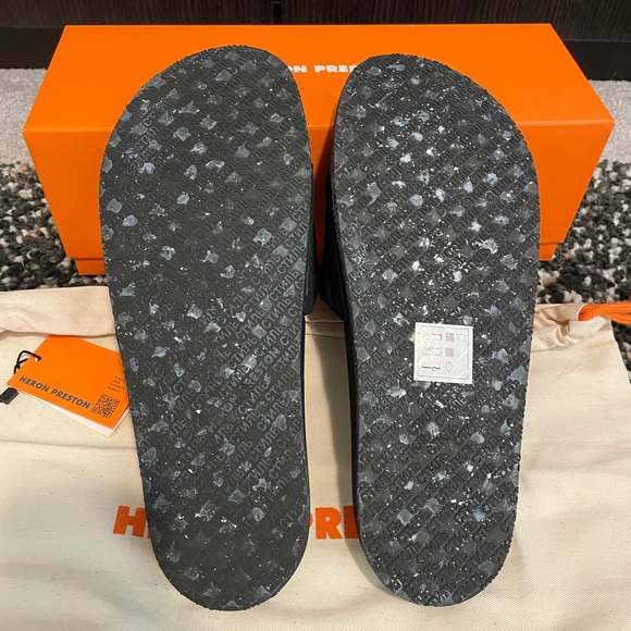Heron Preston Fabric Logo Slides- EU 43/ True US 10. Retail $300 - Picture 6 of 10